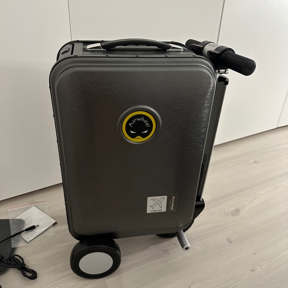 Airwheel SE3S luggage scooter 20 inches robot smart rideable suitcase blackpink